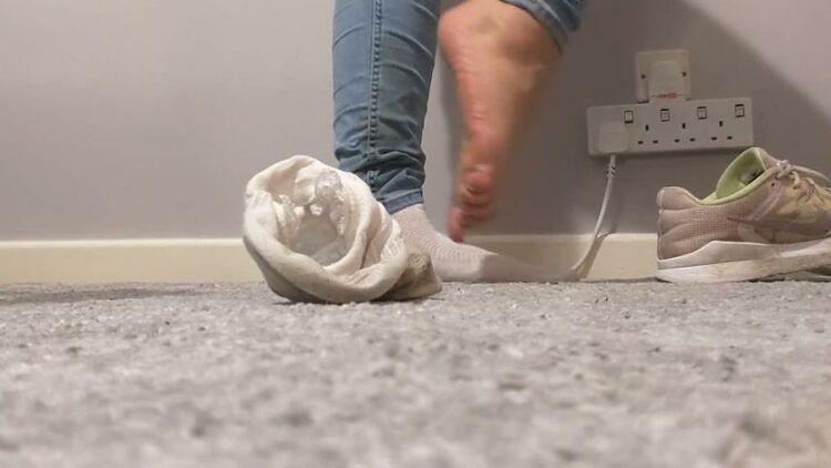 2019 12 05 Dirty trainers sweaty socks bare feet