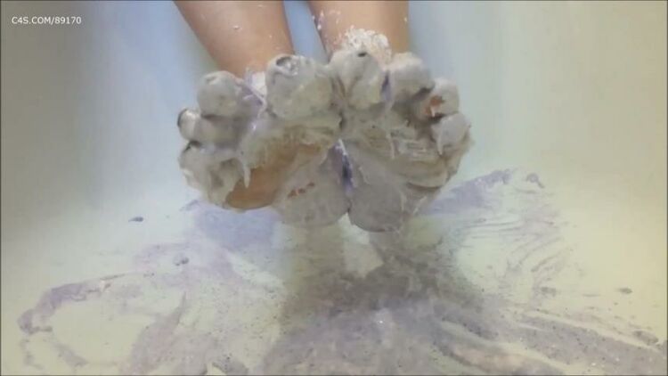 Messy Feet Sploshing