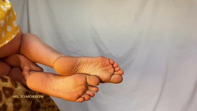 DommeTomorrow – Her Foot Wrinkles – Footjob, Footworship