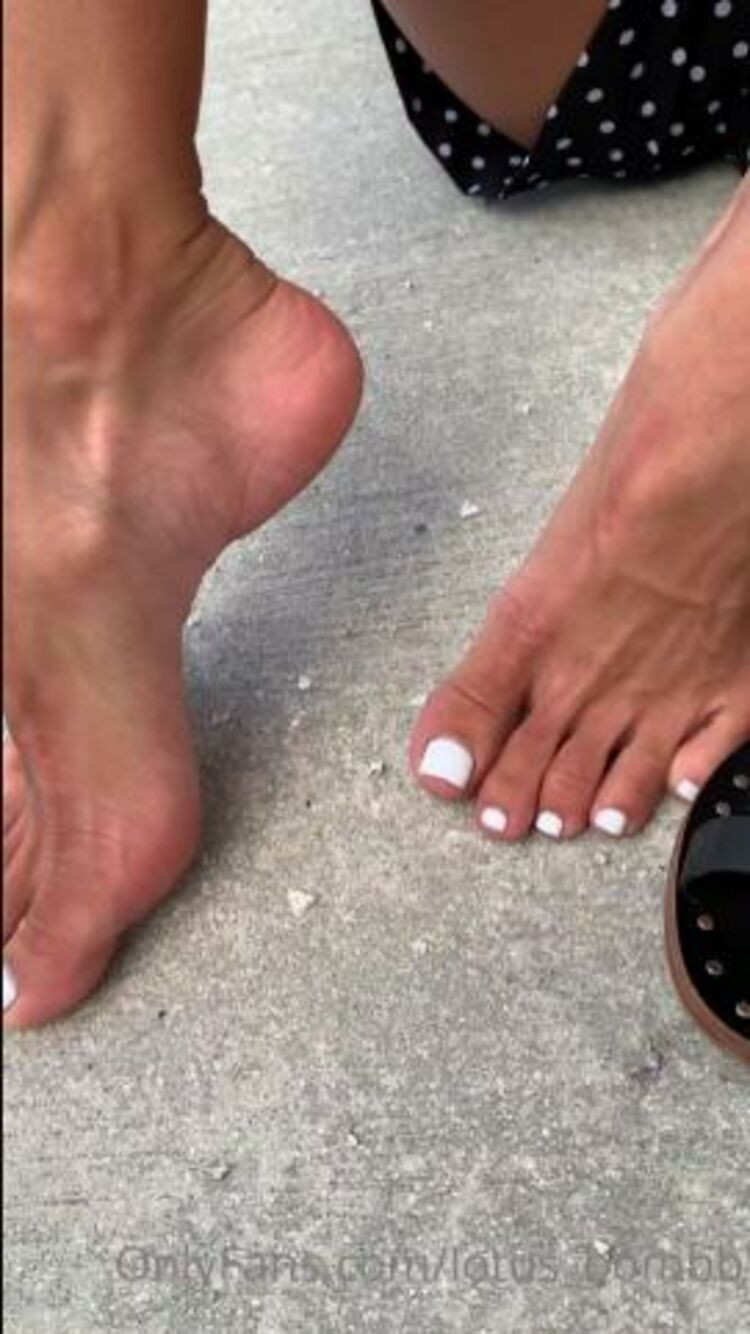 [Onlyfans] lotus bombb 20-06-22 29291046 FOOT video for all my foot fetish guys Im removing my shoes and showi(