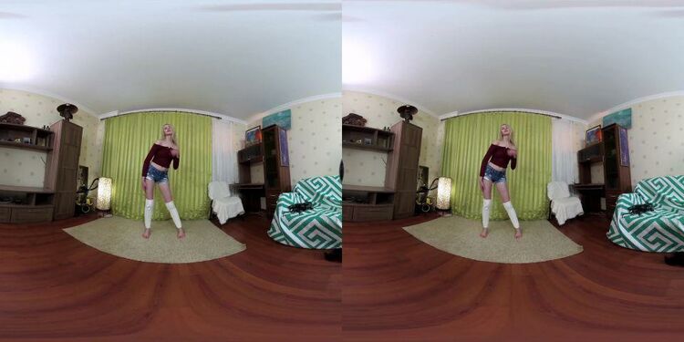 Young Blonde Luisa Does Gymnastics Gear vr