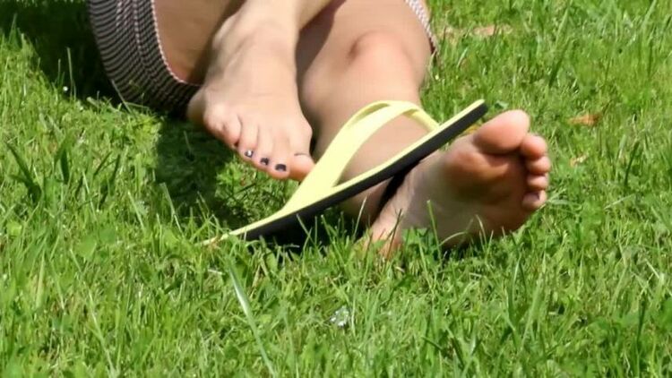 ManyVids presents Amateur Girls Feet From Poland – FLIP FLOPS _ LONG TOES