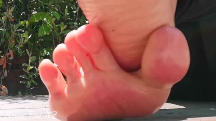 Slippery Oily Feet to satisfy your Foot Fetish