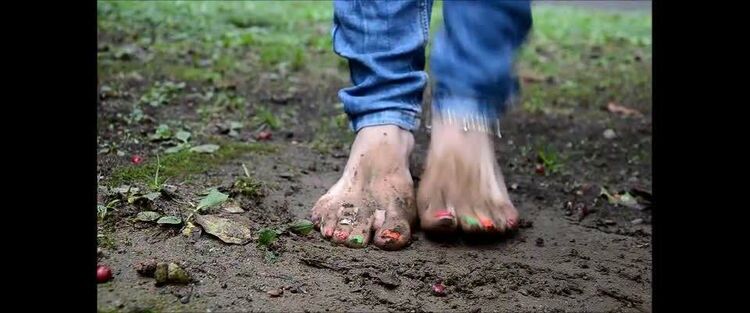 Barefoot Urban Girls - RED-X barefoot in mud and icy wate...