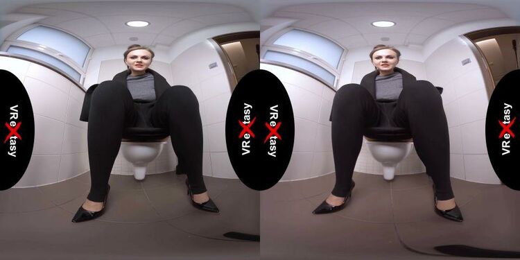 Tina Kay in Toilet Oculus Rift