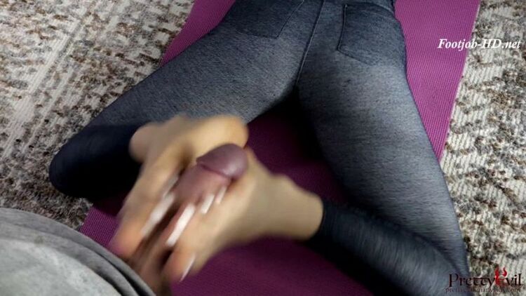 Quarantine Footjob and sexy Yoga – Prettyevil