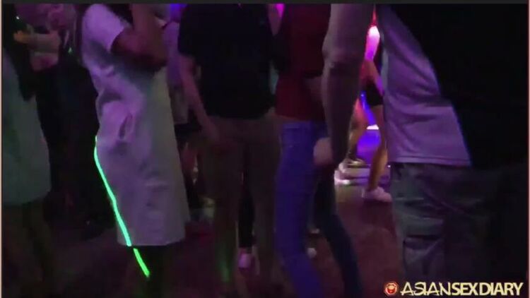 Thai teenicked from night club and fucked inn hotel room