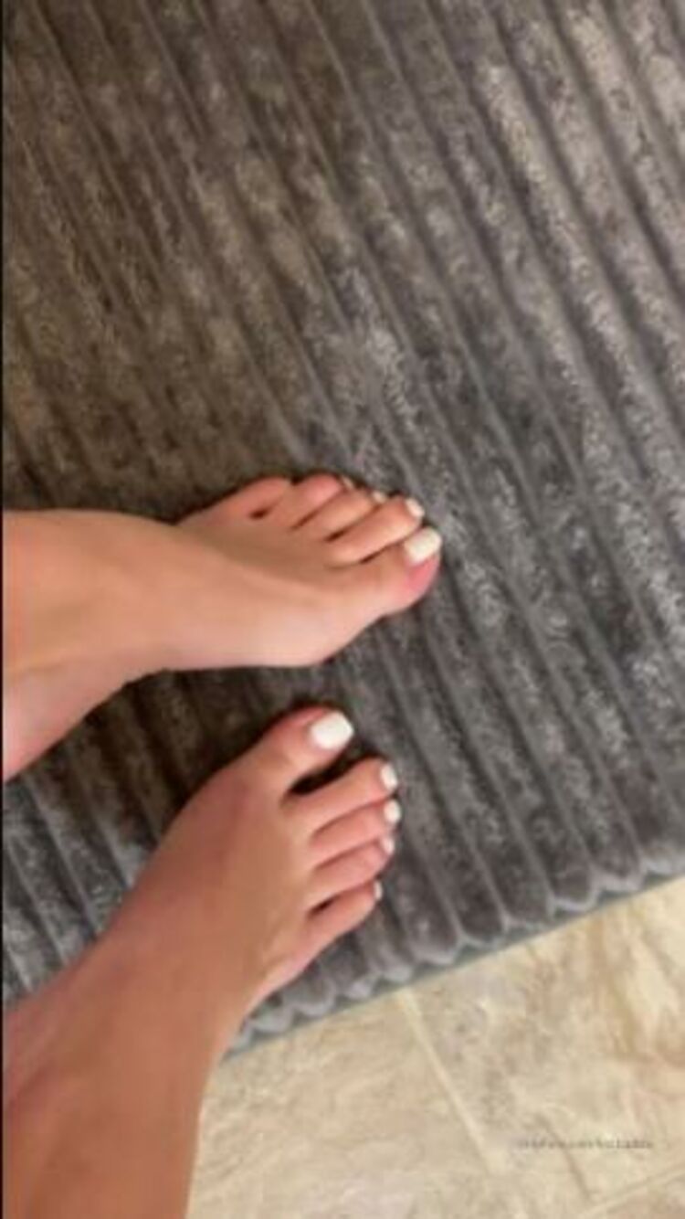 Footbaddie 14-10-2019 I Broke My Pinky Toe Nail In HALF. But Look At How Sexy My Feet Still Look