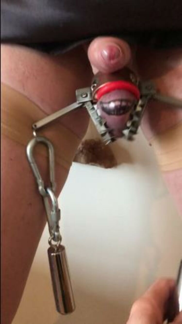 Lady Dark Angel UK – Fishy Balls Clamped In Jaws – Cbt, Femdom