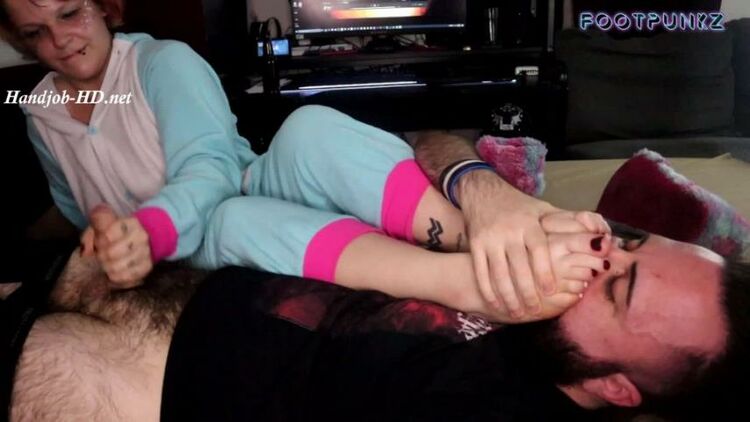 Tattooed Brat Gives Handjob in Onesie – Footpunkz