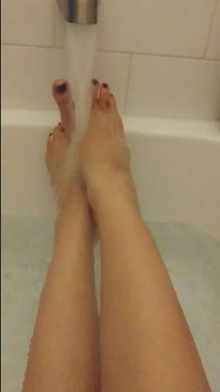 sadieholmes 09-02-2018 I know you dirty boys love my sexy feet