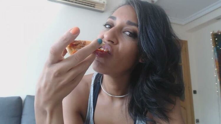 Eating pizza