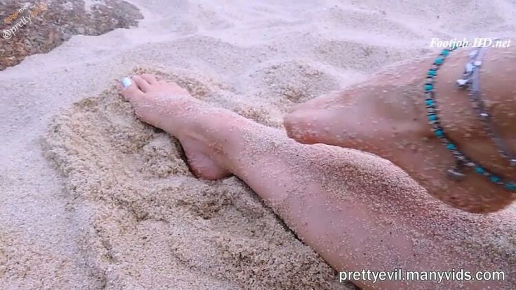 Public Footjob on a Beach – Prettyevil