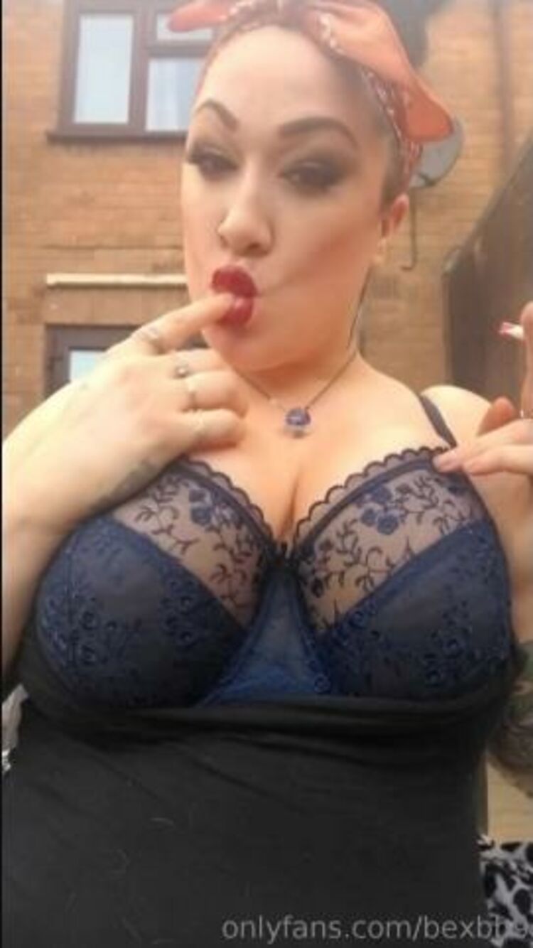 Bexbb9 / Onlyfans Bexbb - smoking outside in my new bra full video 23-02-2019 - Smoking