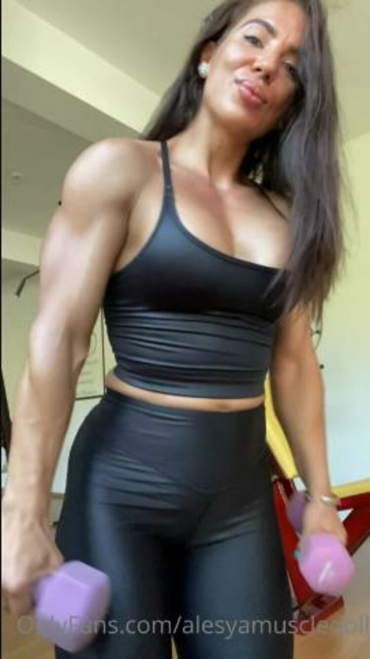 Alesyamuscledoll / Onlyfans - this is what i can lift now 06-08-2020 - Doll