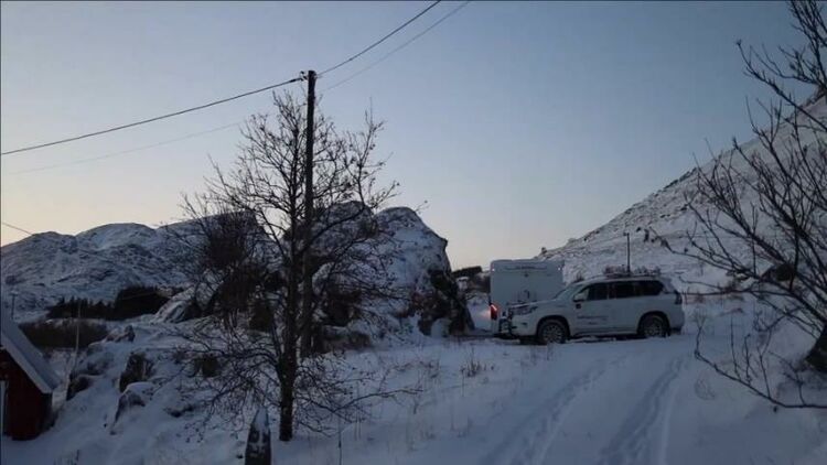 Viola_Beck - Spanner beobachtet mich aus Wohnmobil beim nackigen Schneefegen