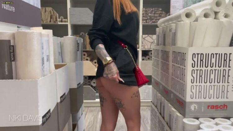 Niki_Davis - Mit Plug haelt es Frau auch im Baumarkt aus