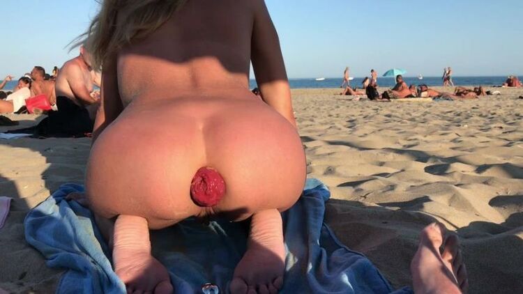 Maria Hella - Gorgeous prolapse on the beach