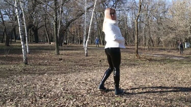 Shiny Leather Heaven aka Leather Love – Walking in Pants Outdoors