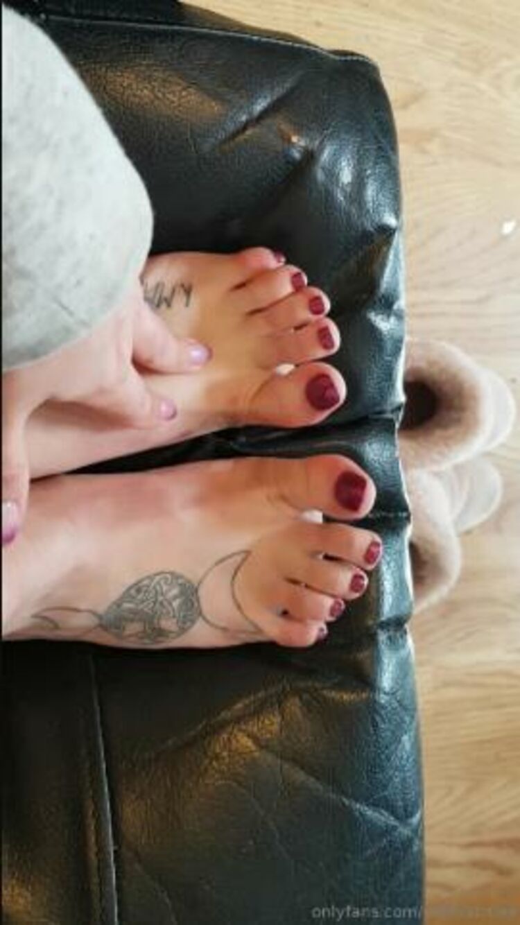 sophiatruee 25-06-2019 Matching fingers toes footfetish feet footworship nailfetish findom finsub findomme paypig