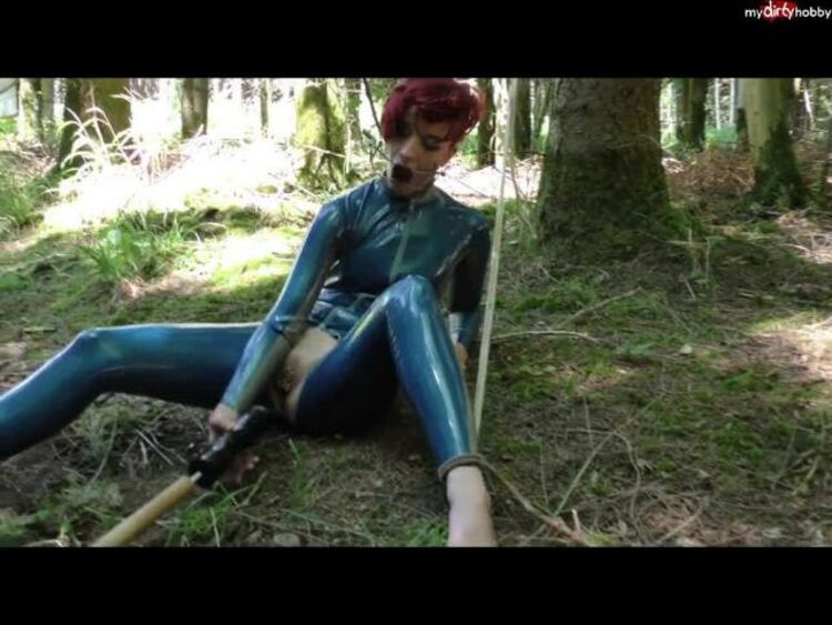 Im dunklen Wald – Latex-kittycat – MyDirtyHobby – Bondage , Latex-kittycat