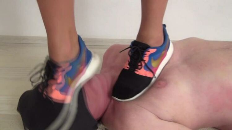 Face stomp – Foot Fetish Beauties – Kimberly Trampling in Sport Shoes!