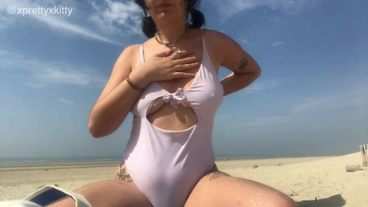 DominatrixVera – Vera Violette – Flashing Boobs Play On The Beach