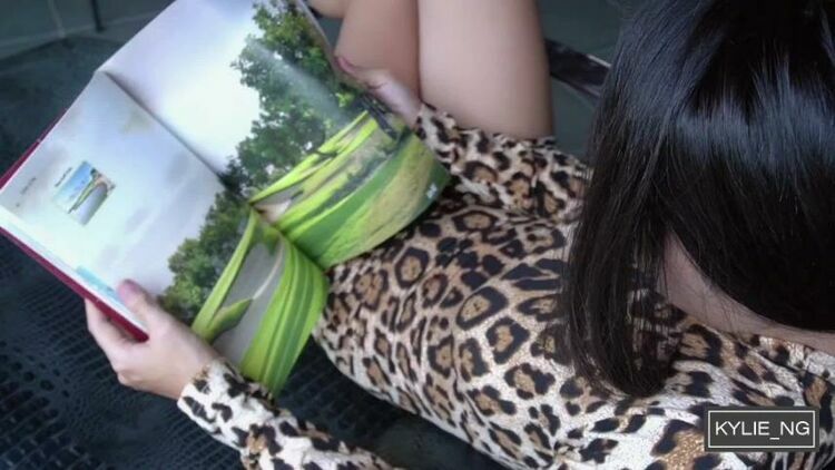 Hot Asian Girl shows off her beautiful garden and pee stream [updated: 2023-07-17]