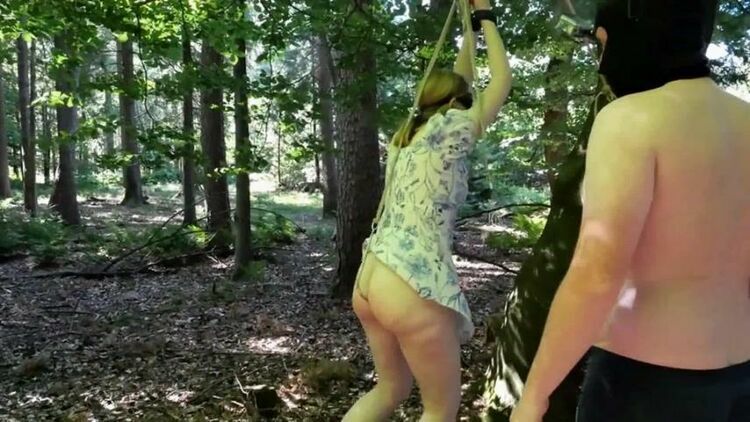 LittleSubbie - Gefesselt im Wald und mein Dom schiebt mir Anal und Vaginalhaken rein [updated: 2023-07-31]