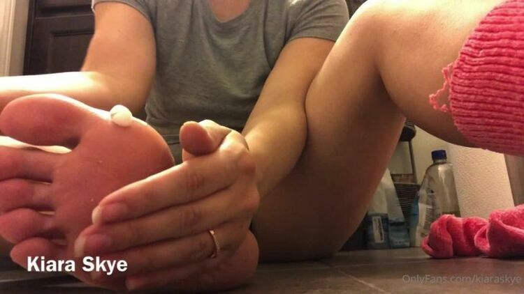 Onlyfans - Kiara Skye - kiaraskye NEW VIDEO Up close lotioning up my feet after some serious pampering So soft and sm - 29-10-2020 [updated: 2023-08-07]