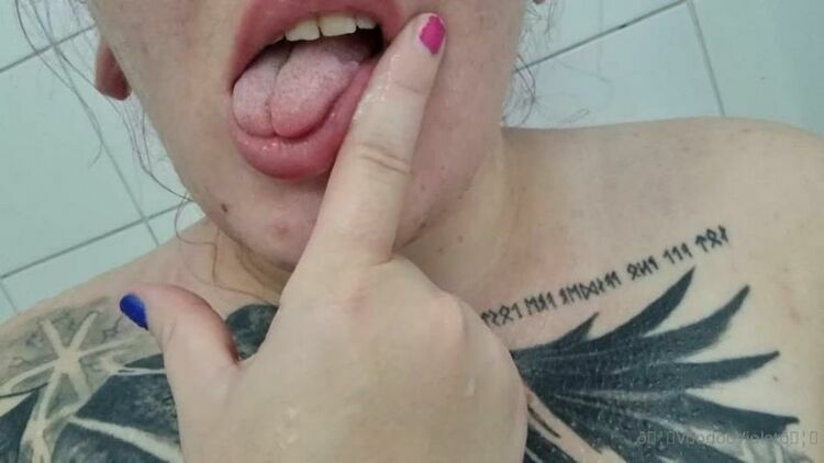 Onlyfans - VoodooViolet - voodoovixen - voodoovixenSucking up the cum daddy left over my face after a really fun shower blowjob - 22-06-2021 [updated: 2023-08-12]