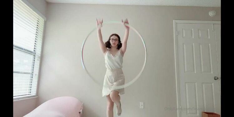 Onlyfans - Leana Lovings - leanalovingsHeres some more practice that Im doing to learn all the fun hula hoop tricks - 16-05-2020 [updated: 2023-08-14]