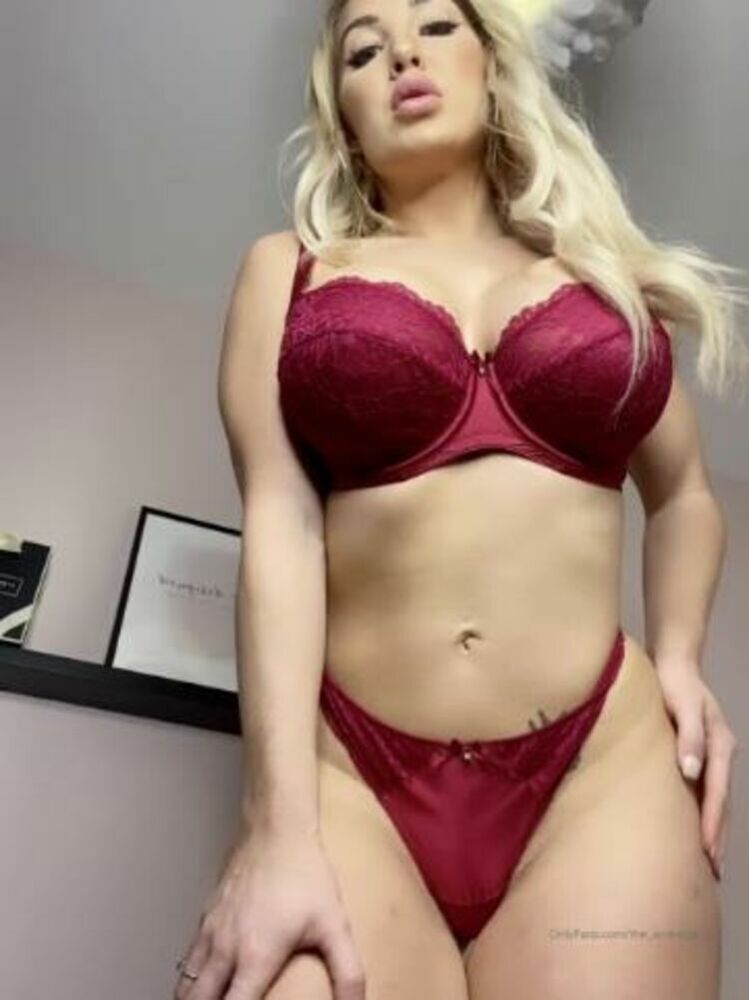 Onlyfans - Amberjadevip - Teasing you with this sexy outfit Love this colour on me - 08-01-2020 [updated: 2023-08-21]