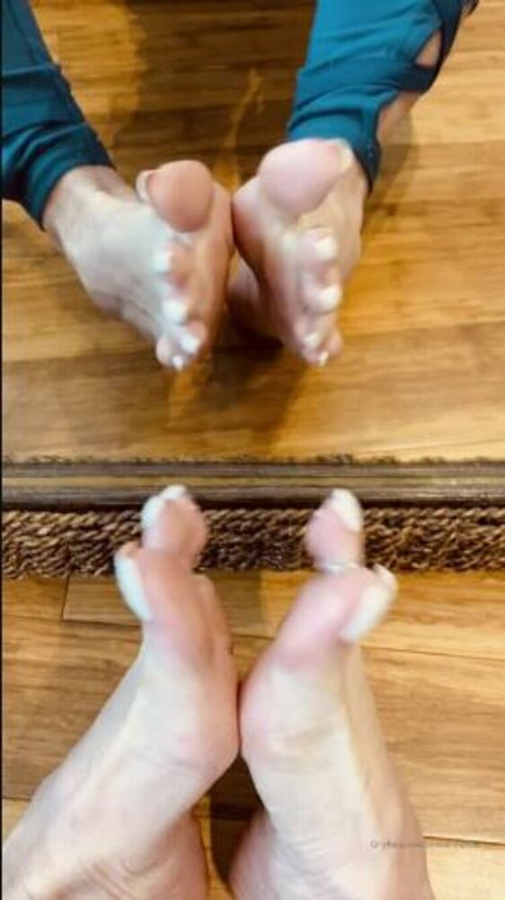 Onlyfans - Beneathmytoes - Quick video break from work - 24-03-2020 [updated: 2023-08-30]