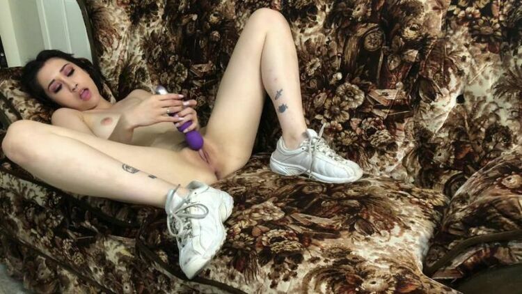 LisaTheSuccubrat – Teen Cums on Couch in Sneakers [updated: 2023-11-13]