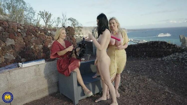 Four Lesbian MILFs lick wachothers pussy under the sun [updated: 2023-11-28]