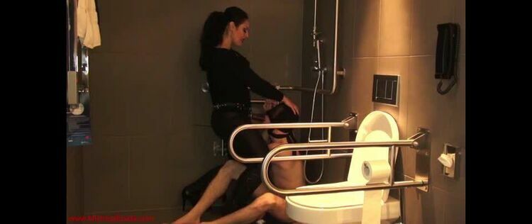 Mistress Ezada Sinn – Slave’s head belongs in the toilet [DILDO FUCKING, STRAP-ON, FEMALE DOMINATION, FEMDOM, TOILET SLAVERY] [updated: 2023-12-08]