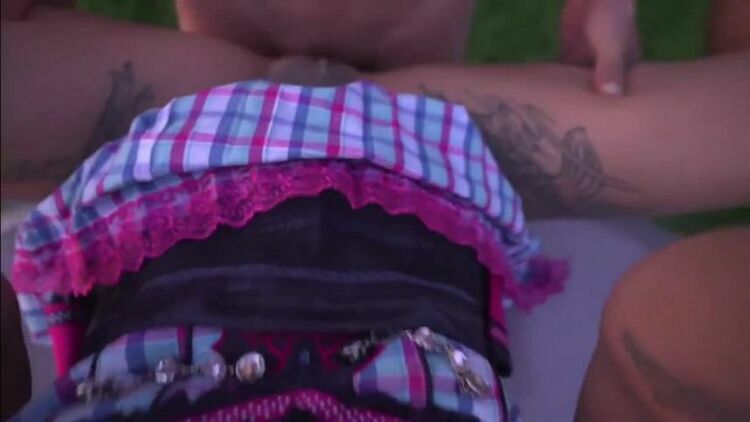 Mara-Martinez - Creampie im Dirndl - Volksfest Sex auf der Motorhaube [updated: 2023-12-17]