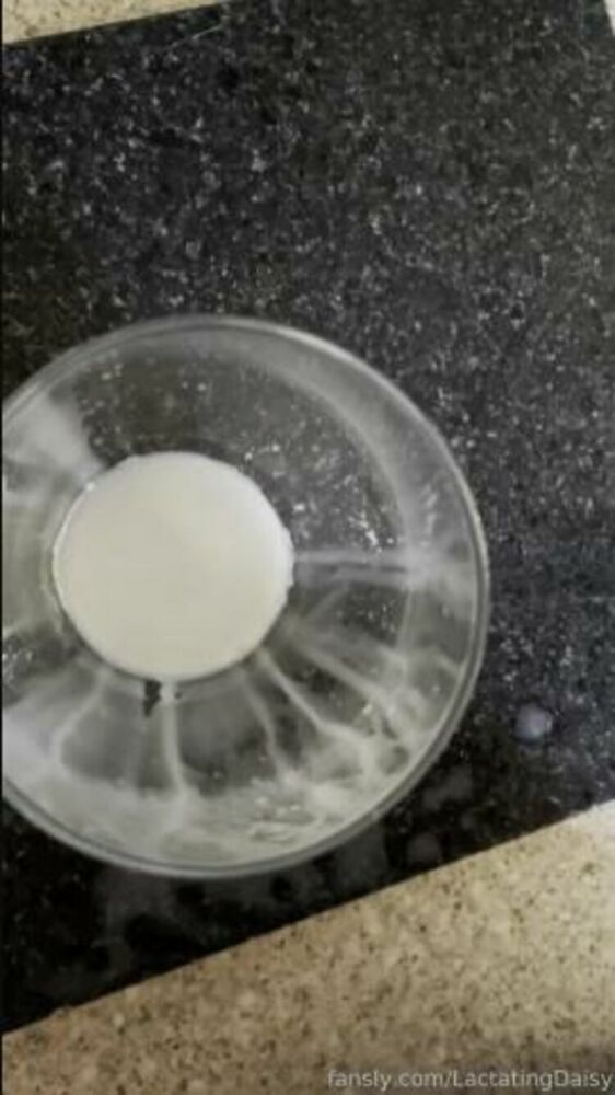 LactatingDaisy - 14-01-2022-338118730582073344-Aim is pretty terrible here, but look how creamy and silky mommy’s milk looks ???? ???? [updated: 2023-12-17]