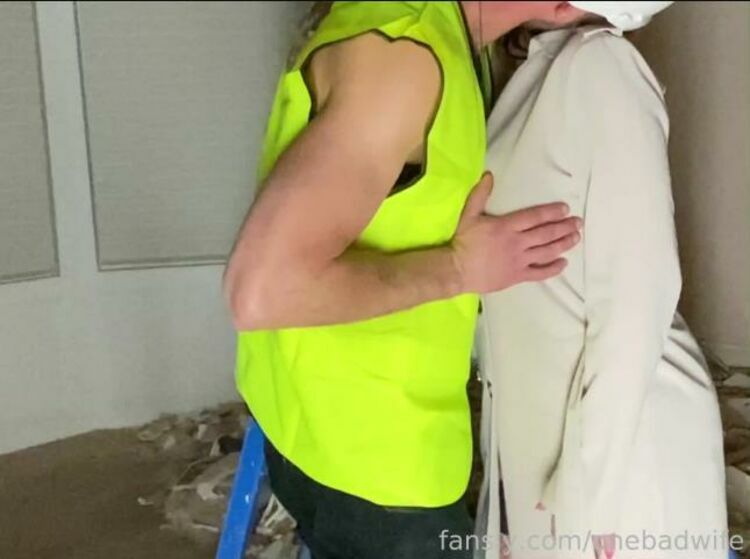 Onebadwife - 23-12-2021-330155598152736768-Walking in the building site and kissing [updated: 2023-12-18]