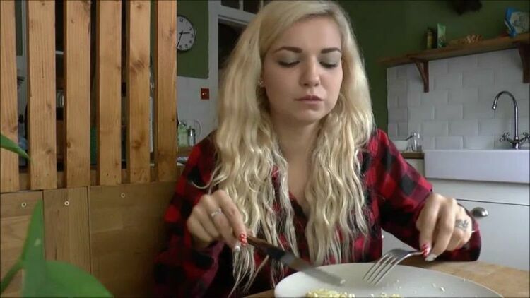 Bad Dolly – Eating a Huge Omelette and Farting [updated: 2023-12-20]