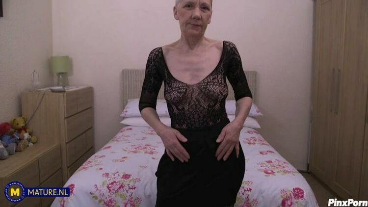 Horny British granny Fleur rubbing her mature pussy on bed, EU 54        December 18, 2023 [updated: 2023-12-23]