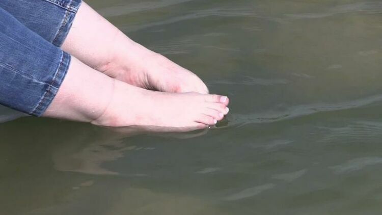 The feet of a mature lady on stones [updated: 2023-12-25]