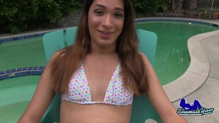 Poolside With Sexy Melanie [updated: 2023-12-26]