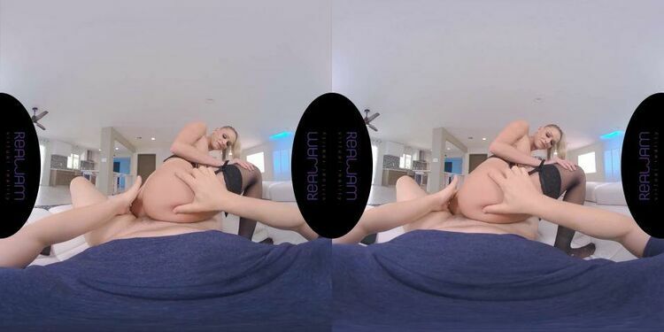 Posing Hottie Emma - Gear VR 60 Fps [updated: 2024-01-02]