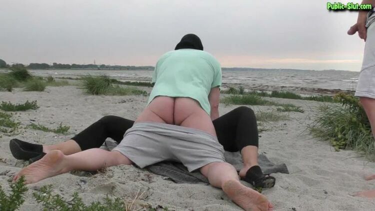 Public Slut Jessica – Has Some Fun with Strangers on a Beach [updated: 2024-01-04]