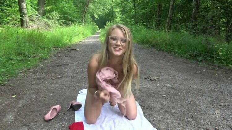 LeniFuchs - Mit dem Dildo im Wald - Zwei Mal erwischt [updated: 2024-01-10]