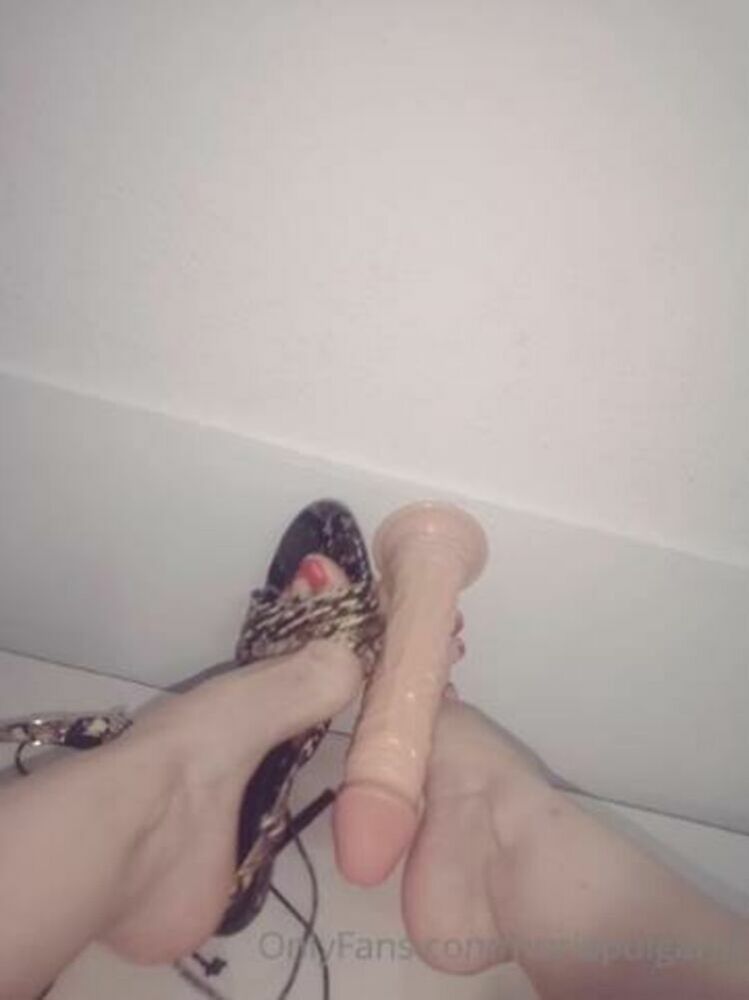 Nuria - feetvampire / Onlyfans Feetvampire - jugando con una estpida polla de mentira 20-01-2021 - Fetish [updated: 2024-01-12]