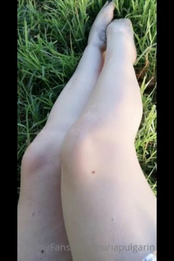 Nuria - feetvampire / Onlyfans Feetvampire - mis pies tocando el csped 17-08-2020 - Fetish [updated: 2024-01-12]