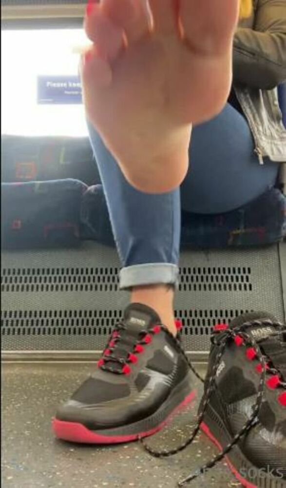 Ana - anas socks / Onlyfans Anassocks - again me and again on the train nbsp taking off my sneakers off 25-06-2021 - Fetish [updated: 2024-01-21]